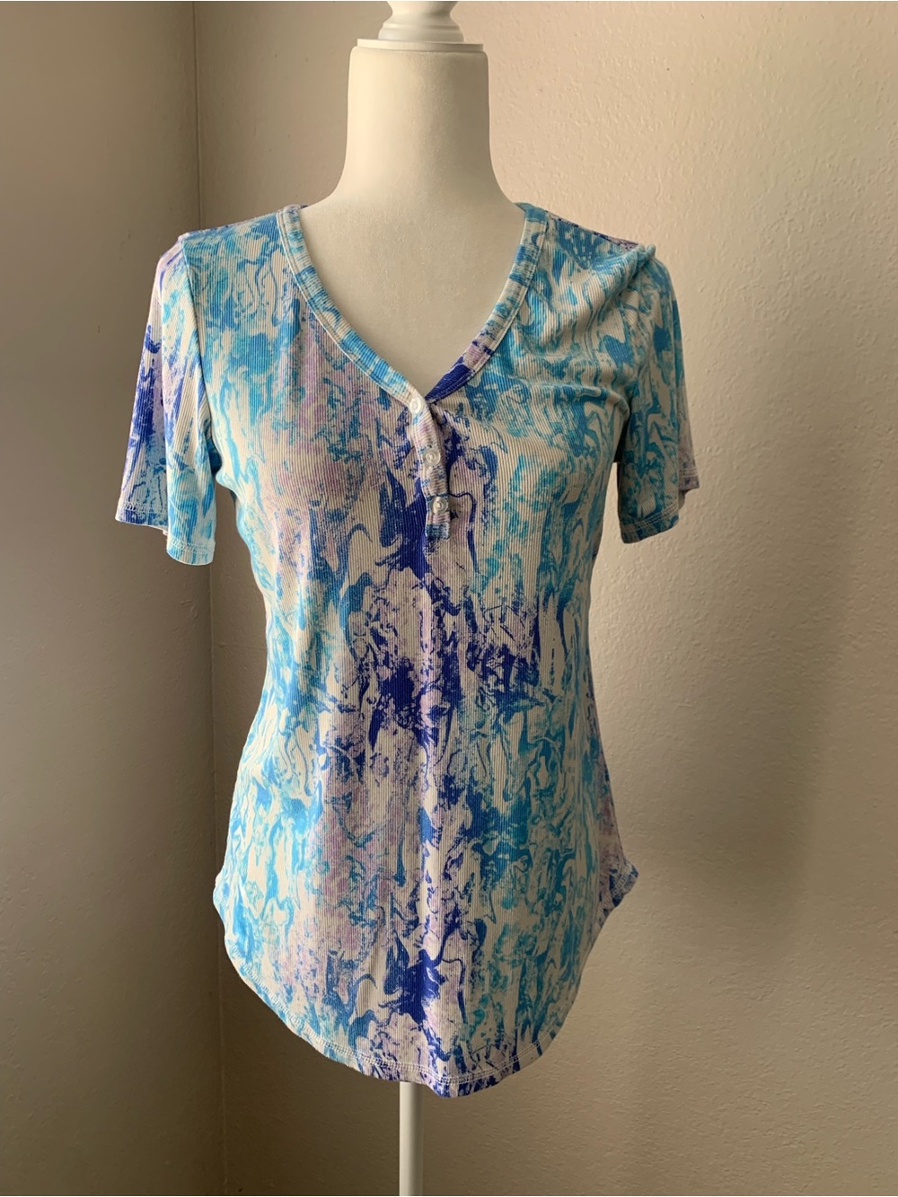 LuLaRoe Blue Marble V-Neck Short Sleeve Top